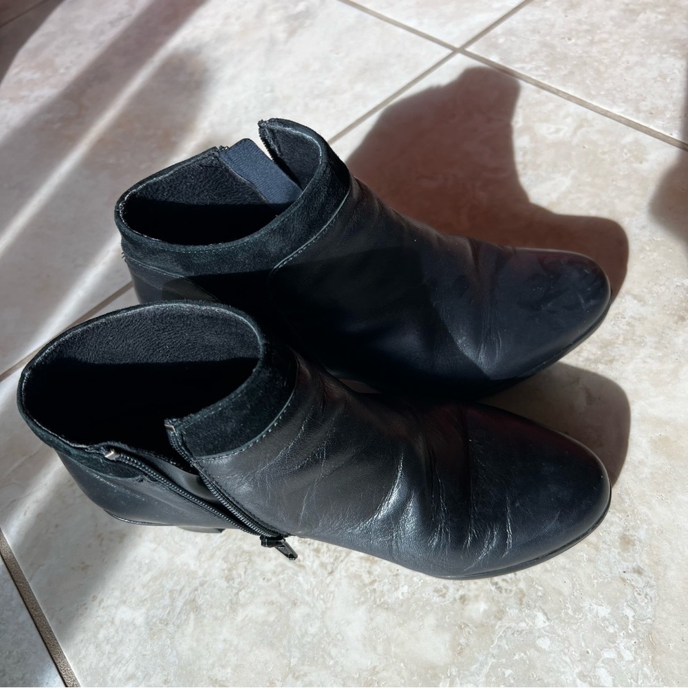 MUNRO heeled black leather and suede boots